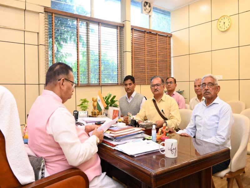 जनपद पौड़ी के पूर्व सैनिकों के एक प्रतिनिधिमंडल ने धूमाकोट क्षेत्र में पूर्व सैनिकों के लिए सीएसडी कैंटीन खोलने की मांग, सैनिक कल्याण मंत्री गणेश जोशी ने जिलाधिकारी पौड़ी को दिए आवश्यक दिशा निर्देश जनपद पौड़ी के पूर्व सैनिकों के एक प्रतिनिधिमंडल ने धूमाकोट क्षेत्र में पूर्व सैनिकों के लिए सीएसडी कैंटीन खोलने की मांग, सैनिक कल्याण मंत्री गणेश जोशी ने जिलाधिकारी पौड़ी को दिए आवश्यक दिशा निर्देश