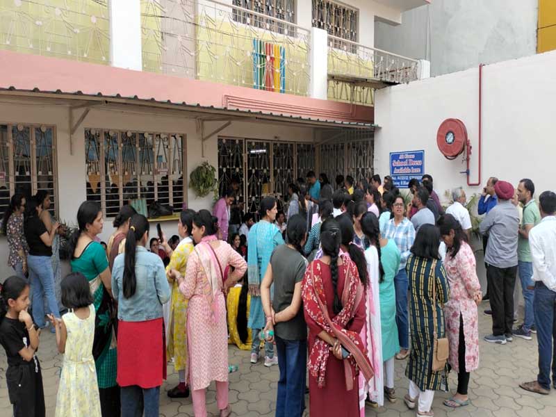 बेतहाशा फीस बढाने के मामले में ऐन मेरी स्कूल में परिजनों का प्रदर्शन