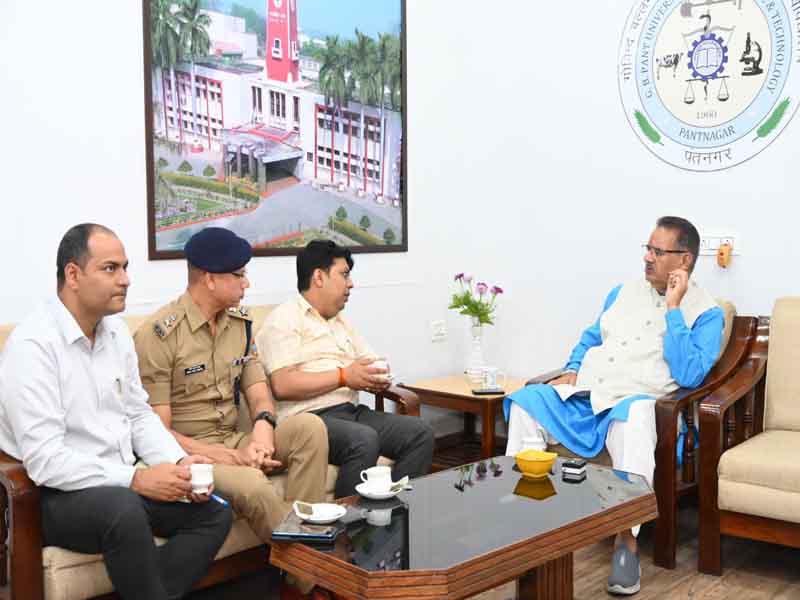 पंतनगर में जिलाधिकारी के साथ जनपद में सरकार द्वारा संचालित विकास कार्यों की समीक्षा करते कृषि मंत्री गणेश जोशी