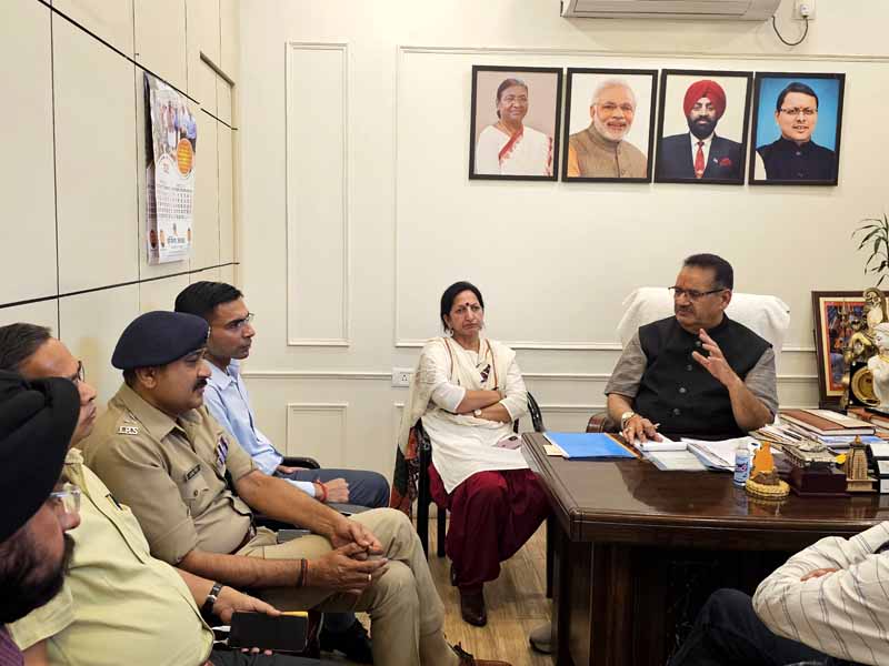 मसूरी में पर्यटन सीजन को लेकर कैबिनेट मंत्री गणेश जोशी ने ली बैठक, पार्किंग और यातायात व्यवस्था सुधारने के दिए निर्देश मसूरी में पर्यटन सीजन को लेकर कैबिनेट मंत्री गणेश जोशी ने ली बैठक, पार्किंग और यातायात व्यवस्था सुधारने के दिए निर्देश