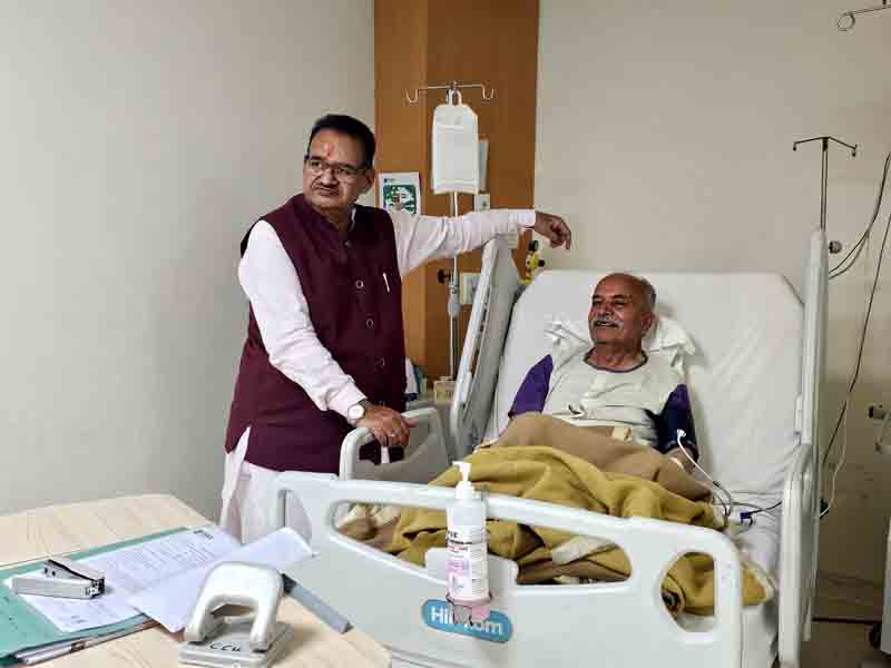 कैबिनेट मंत्री गणेश जोशी ने अस्पताल पहुंचकर वरिष्ठ भाजपा नेता मदन मोहन शर्मा का जाना हालचाल