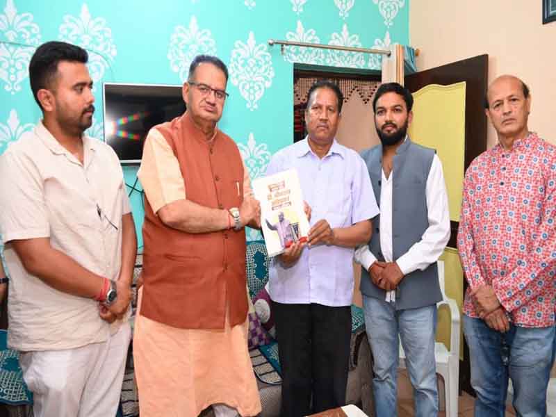 थानीगांव निवासी राजपाल सिंह को डा0 अम्बेडकर की जीवनी भेंट करते कैबिनेट मंत्री गणेश जोशी थानीगांव निवासी राजपाल सिंह को डा0 अम्बेडकर की जीवनी भेंट करते कैबिनेट मंत्री गणेश जोशी