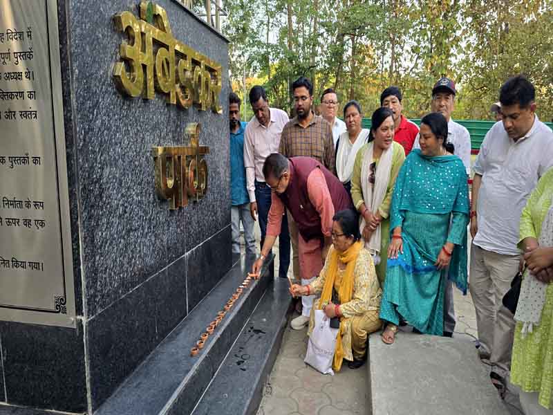 अंबेडकर जयंती की पूर्व संध्या पर कैबिनेट मंत्री गणेश जोशी ने किया स्वच्छता एवं दीप प्रज्वलन कार्यक्रम में प्रतिभाग