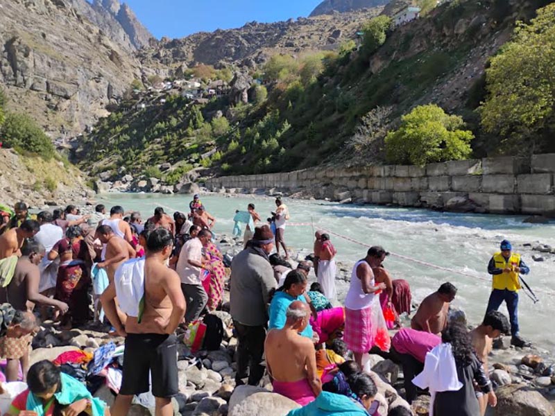 माणा गांव में शुरू हुआ पुष्कर कुंभ, दक्षिण भारत के श्रद्धालुओं ने लगाई आस्था की डुबकी