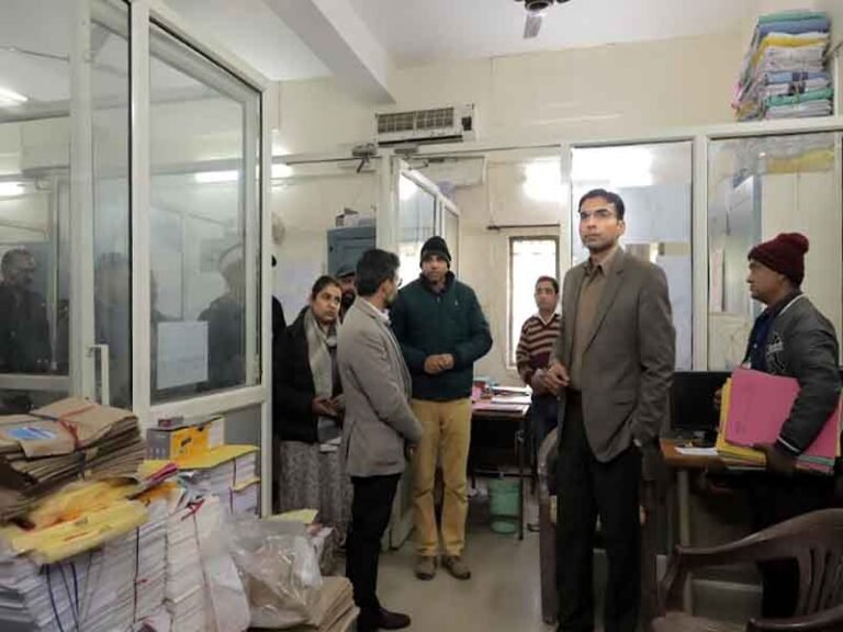 डीएम ने पकड़ा कूटरचित दस्तावेज से भूमि क्रय-विक्रय मामला; बिल्डर्स क्रेता-विक्रेता पर संगीन धाराओं में मुकदमा दर्ज