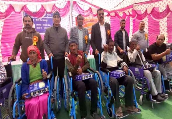 डीएम सविन बंसल के निर्देशन में जिले के दिव्यांग व वरिष्ठजनों को मिला सहारा