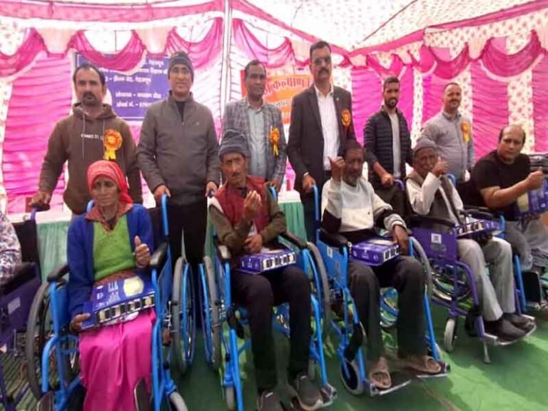 डीएम सविन बंसल के निर्देशन में जिले के दिव्यांग व वरिष्ठजनों को मिला सहारा