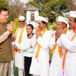 मुख्यमंत्री पुष्कर सिंह धामी को मुख्यमंत्री आवास में चम्पावत से आए होल्यारों ने दी होली की शुभकामनाएं