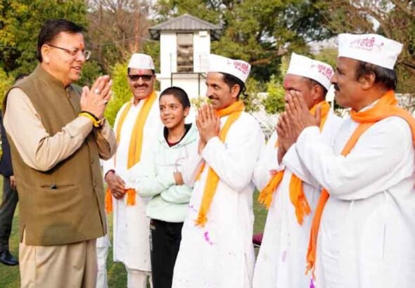 मुख्यमंत्री पुष्कर सिंह धामी को मुख्यमंत्री आवास में चम्पावत से आए होल्यारों ने दी होली की शुभकामनाएं