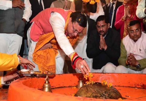 खटीमा के वनखंडी महादेव मन्दिर, चकरपुर में आयोजित महाशिवरात्रि मेले का फीता काटकर शुभारम्भ किया CM धामी ने