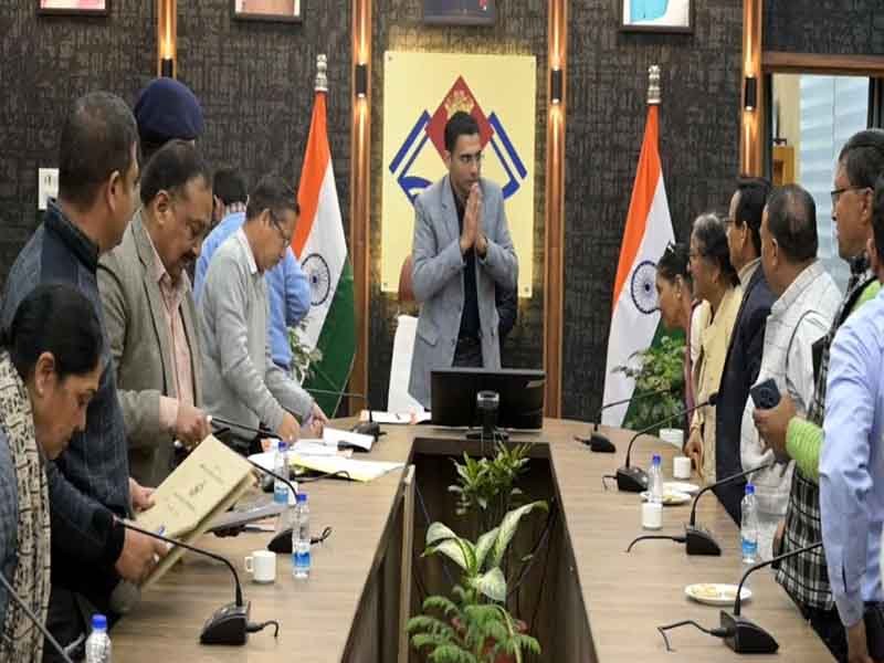 आप हमारे राज्य के निर्मातागण, आपकी समस्याओं का निस्तारण करना शासन-प्रशासन का परम दायित्व-DM सविन बंसल