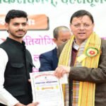 CM धामी ने मुख्य सेवक सदन में संस्कृत छात्र प्रतिभा सम्मान कार्यक्रम में लिया भाग