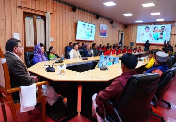 प्रधानमंत्री नरेंद्र मोदी के मन की बात कार्यक्रम के 131वें एपिसोड को सुना मुख्यमंत्री ने