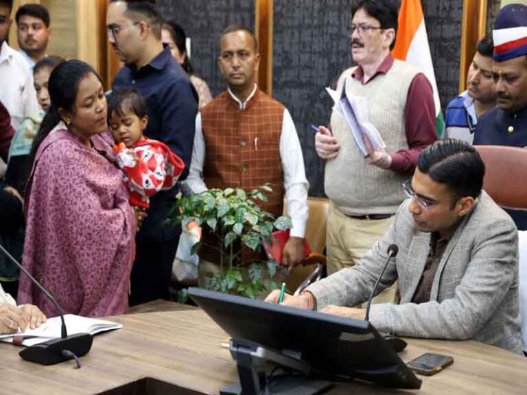 जिला प्रशासन के जनदर्शन में न्याय का भरोसा, हर शिकायत पर त्वरित एक्शन