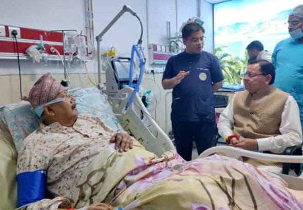 CM धामी ने चिकित्सकों से सतपाल महाराज के स्वास्थ्य की विस्तृत जानकारी प्राप्त की