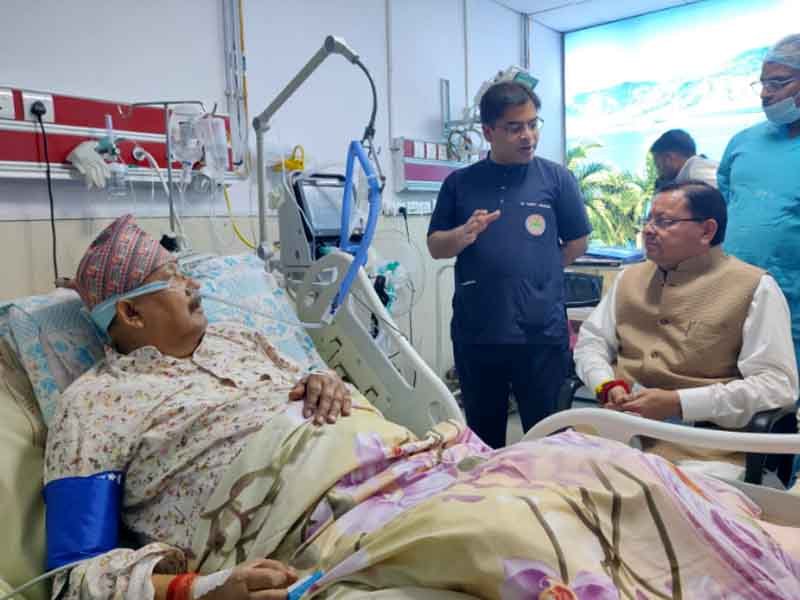 CM धामी ने चिकित्सकों से सतपाल महाराज के स्वास्थ्य की विस्तृत जानकारी प्राप्त की