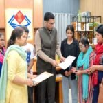 08 वर्षों से लापता पति; 02 दिव्यांग बेटियों सहित 05 बच्चों की जिम्मेदारी तले दबी मीना ठाकुर की पीड़ा हरने आया जिला प्रशासन; सीएसआर फंड से 01 लाख हस्तांतरण