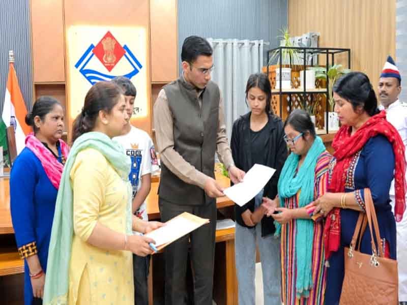 08 वर्षों से लापता पति; 02 दिव्यांग बेटियों सहित 05 बच्चों की जिम्मेदारी तले दबी मीना ठाकुर की पीड़ा हरने आया जिला प्रशासन; सीएसआर फंड से 01 लाख हस्तांतरण