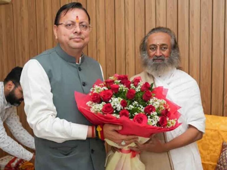 CM धामी ने ऋषिकेश में श्री श्री रविशंकर जी से शिष्टाचार भेंट कर किया उनका आशीर्वाद प्राप्त