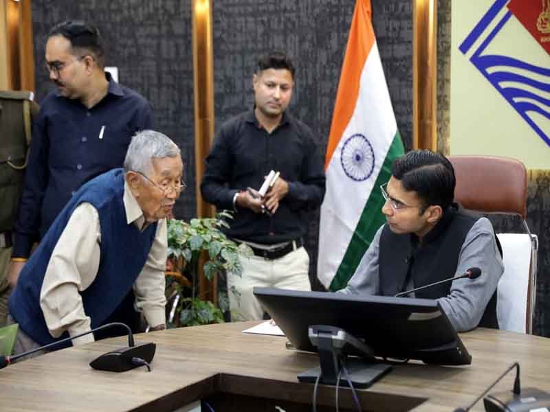 फीस जमा न होने पर स्कूल ने किया परीक्षा से बाधित; डीएम ने प्रोजेक्ट नंदा-सुंनदा से दी विदुषी की फीस