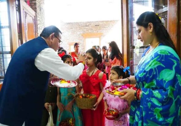 मुख्यमंत्री आवास में सपरिवार लोकपर्व फूलदेई मनाया मुख्यमंत्री पुष्कर सिंह धामी ने