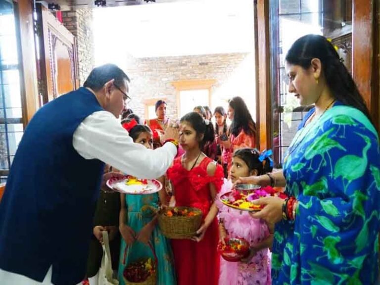 मुख्यमंत्री आवास में सपरिवार लोकपर्व फूलदेई मनाया मुख्यमंत्री पुष्कर सिंह धामी ने