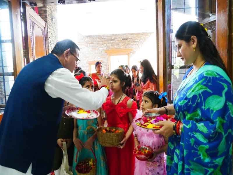 मुख्यमंत्री आवास में सपरिवार लोकपर्व फूलदेई मनाया मुख्यमंत्री पुष्कर सिंह धामी ने