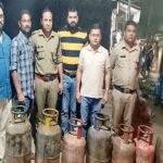 डीएम के निर्देशन में आज देर शाम काली बस्ती सहस्त्रधारा रोड पर छापेमारी; 7 सिलेंडर जब्त