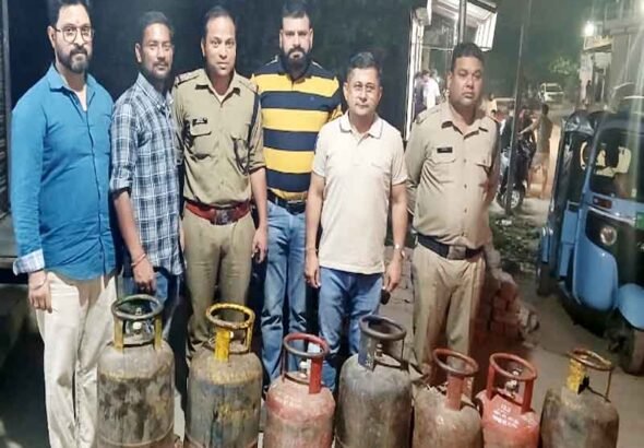 डीएम के निर्देशन में आज देर शाम काली बस्ती सहस्त्रधारा रोड पर छापेमारी; 7 सिलेंडर जब्त