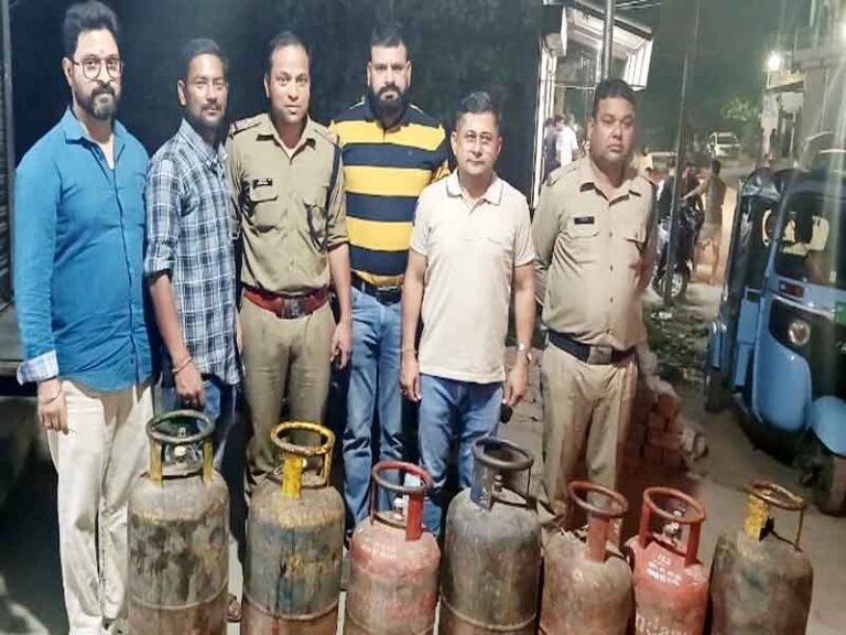 डीएम के निर्देशन में आज देर शाम काली बस्ती सहस्त्रधारा रोड पर छापेमारी; 7 सिलेंडर जब्त